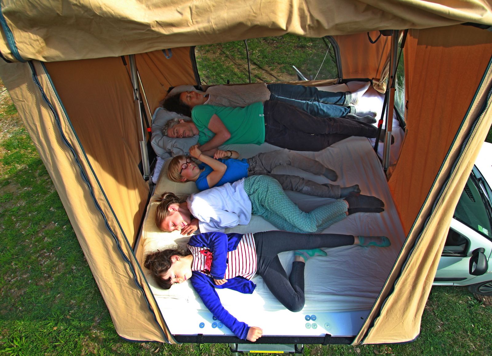 Cadeau de camping de tente de toit de voiture vivante' Autocollant